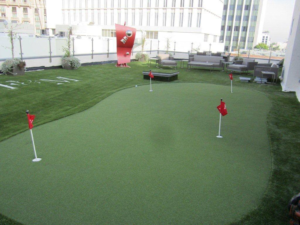 Roof-deck with a mini-golf.